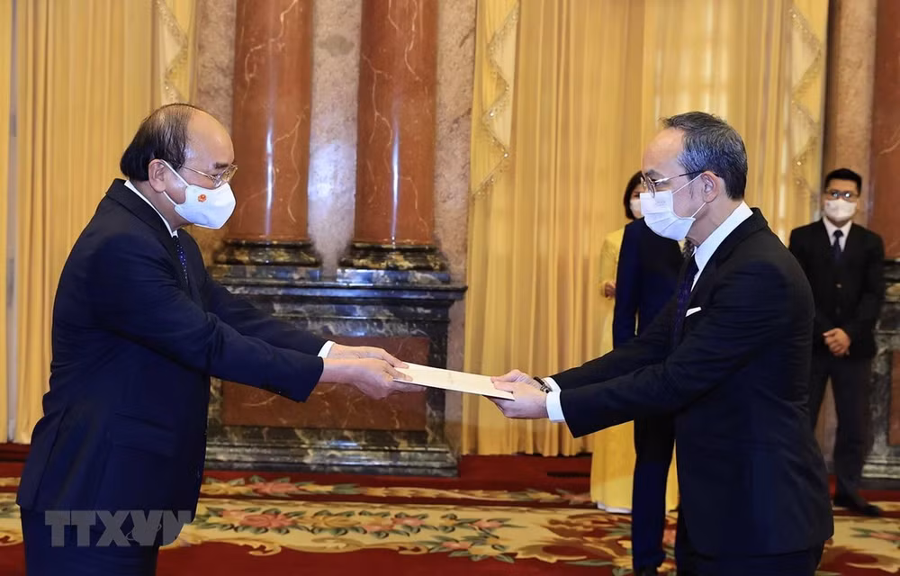 Presidente de Vietnam recibe cartas credenciales de nuevos embajadores en Hanoi ảnh 1