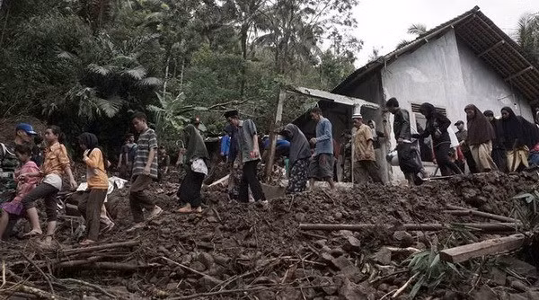 Indonesia: Evacuadas más de seis mil personas por inundaciones ảnh 1 Indonesia: Evacuadas más de seis mil personas por inundaciones ảnh 1