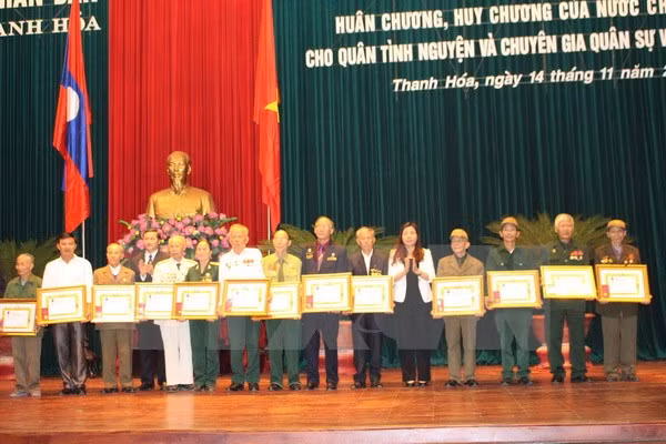 Laos otorga distinciones a excombatientes voluntarios vietnamitas ảnh 1