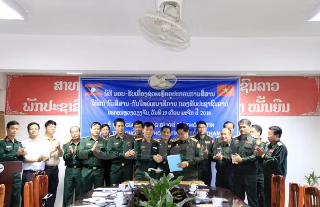 Respalda Vietnam equipos al ejército de Laos ảnh 1