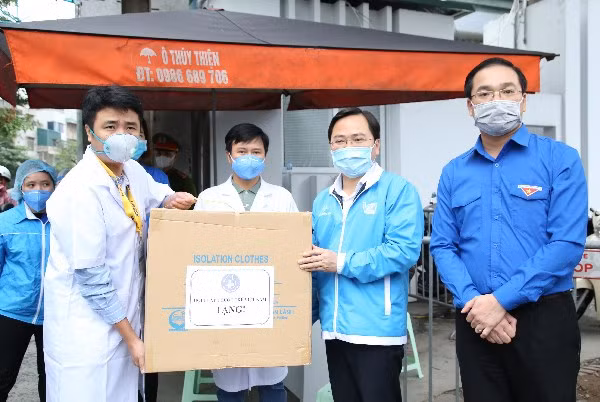 Entregan 1,5 millones de mascarillas médicas a localidades con nuevos casos de coronavirus en Vietnam ảnh 1