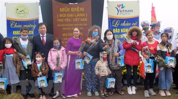 Saludo a la bandera nacional y recepción a los primeros turistas de 2021 en extremo oriental de Vietnam ảnh 2