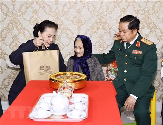 Vietnam entregará regalos a personas con mérito revolucionario en ocasión del Tet ảnh 1