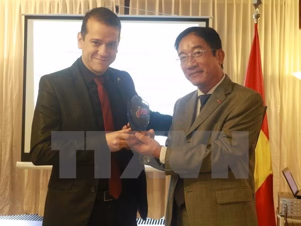 Periodista brasileño premiado del Concurso vietnamita de Información para el Exterior ảnh 1