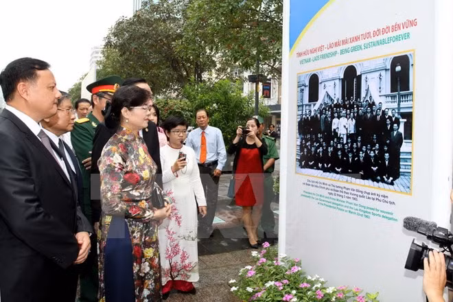 Inauguran exposición fotográfica sobre relaciones Vietnam-Laos ảnh 1