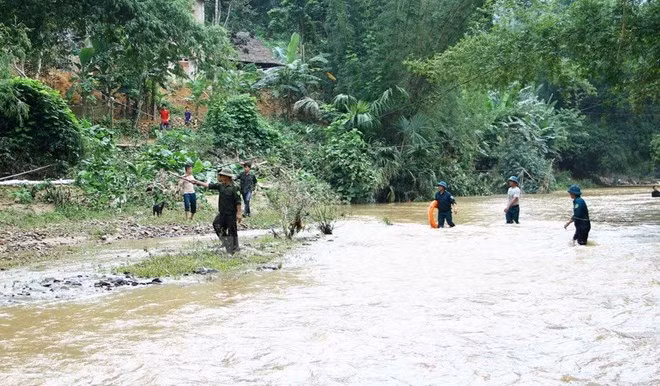 Primer ministro de Vietnam orienta medidas para mitigar secuelas de inundaciones ảnh 1