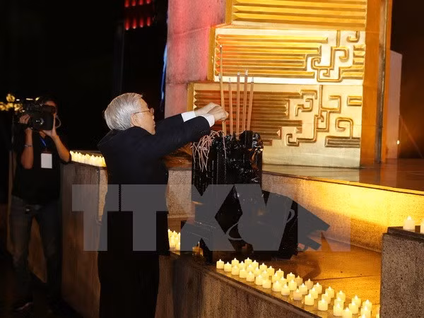 Máximos dirigentes de Vietnam rinden homenaje a héroes y mártires ảnh 1