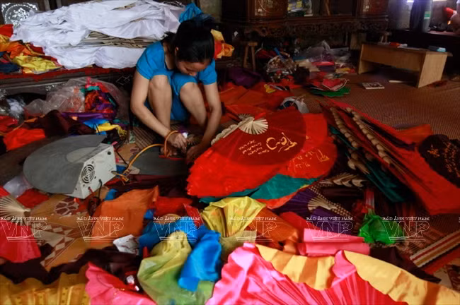 Abanicos de papel, una bella tradición de la aldea de Chang Son ảnh 1