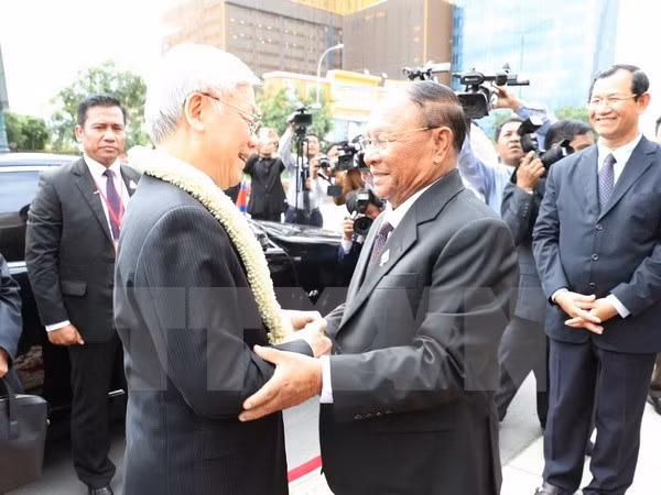 Máximo dirigente político de Vietnam resalta lazos con Camboya ảnh 1