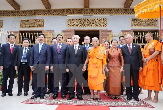 Secretario general del PCV dialoga con patriarcas budistas de Camboya ảnh 1