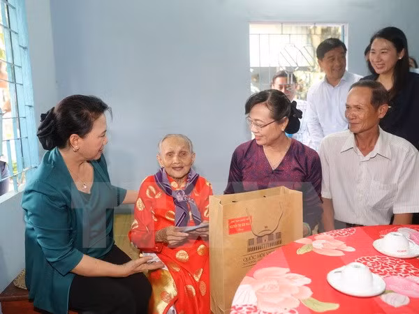 Líder parlamentaria entrega obsequios a familias beneficiarias de políticas sociales ảnh 1 Líder parlamentaria entrega obsequios a familias beneficiarias de políticas sociales ảnh 1