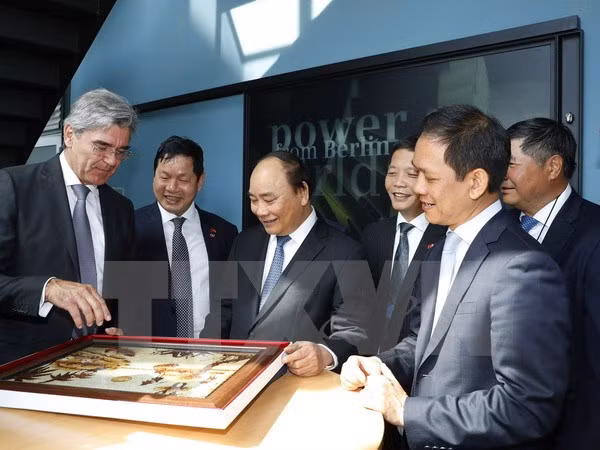 Premier de Vietnam se reúne con alcalde de Berlín ảnh 1