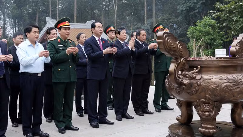 Líder vietnamita rinde homenaje al Presidente Ho Chi Minh ảnh 1