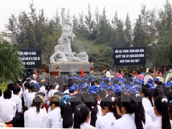 Vietnamitas residentes en extranjero visitan zona de testimonio de My Son ảnh 1