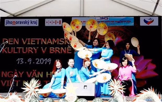 Actividades con motivo de Fiesta de Medio Otoño deleitan a niños vietnamitas en el exterior ảnh 1