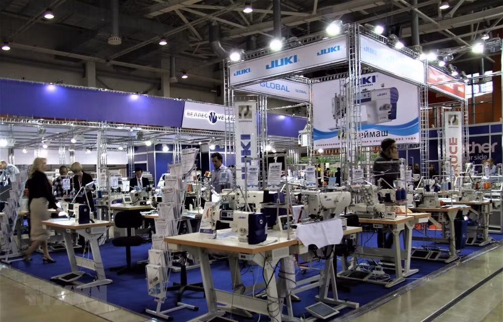 Presentan productos textiles vietnamitas durante feria en Rusia ảnh 1