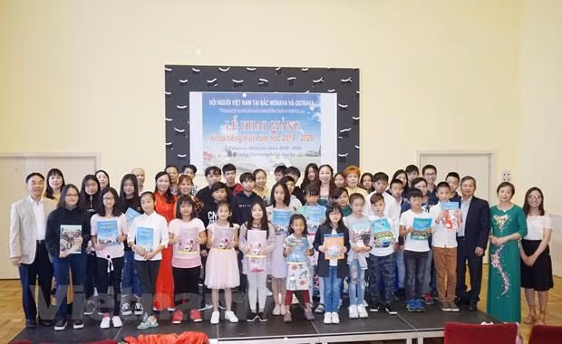 Inauguran curso gratuito de idioma vietnamita en la República Checa ảnh 1 Inauguran curso gratuito de idioma vietnamita en la República Checa ảnh 1