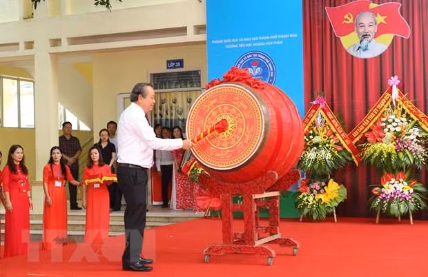 Dirigentes de Vietnam felicitan a estudiantes por nuevo año escolar ảnh 1
