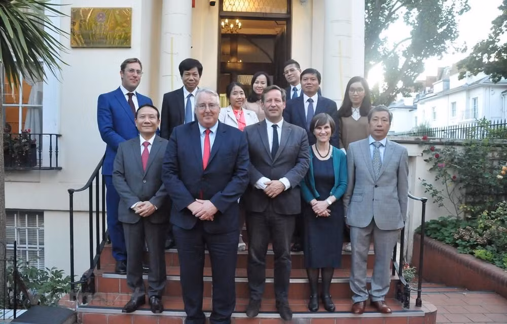 Delegación del Partido Comunista de Vietnam concluye visita de trabajo a Reino Unido ảnh 1 Delegación del Partido Comunista de Vietnam concluye visita de trabajo a Reino Unido ảnh 1