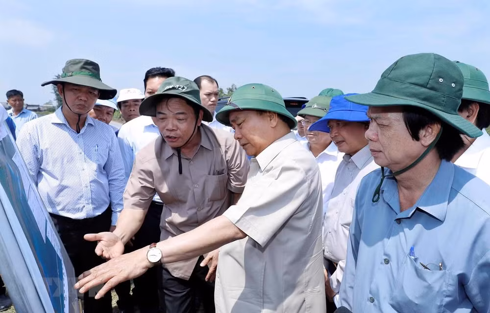 Premier de Vietnam exige esfuerzos para evitar deslizamientos de tierra en delta de Mekong ảnh 1