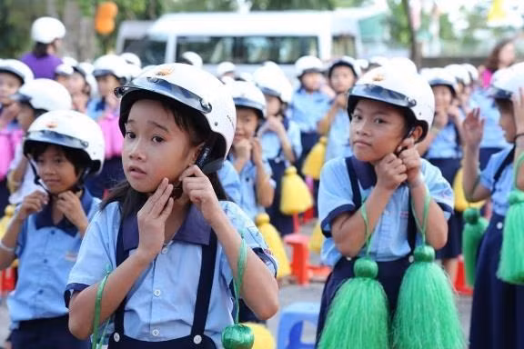 Entrega sucursal de Honda en Vietnam casi dos millones de cascos protectores a escolares ảnh 1