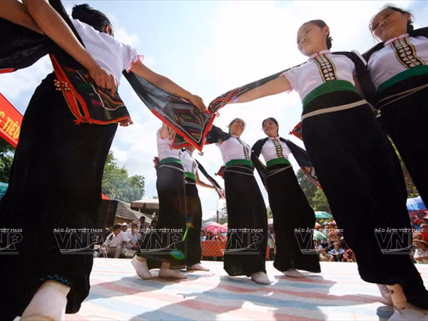 Aspira actuación de danza Xoe de Vietnam récord mundial ảnh 1 Aspira actuación de danza Xoe de Vietnam récord mundial ảnh 1