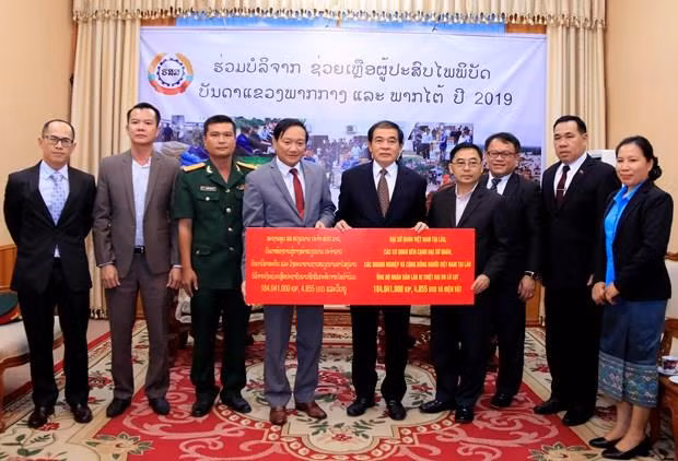 Apoyan vietnamitas residentes en Laos a afectados por desastres naturales ảnh 1