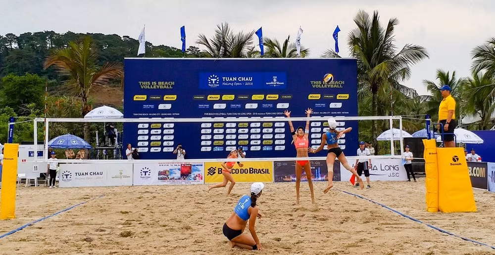 [Fotos] Inician en Ha Long Torneo Femenino Mundial de Voleibol de Playa ảnh 4