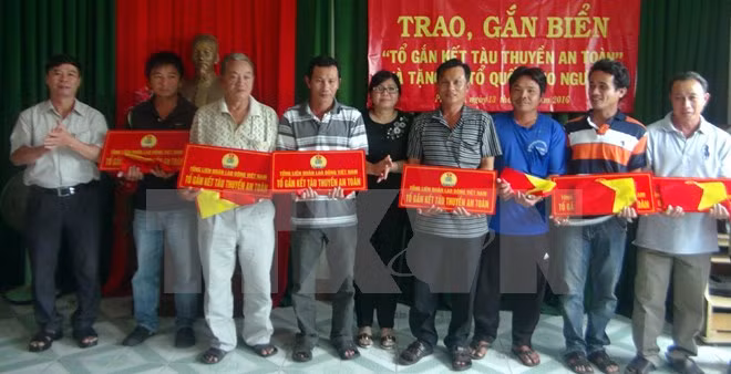 Entrega de banderas a pescadores de Phu Yen: muestra de amor hacia mar nacional ảnh 1 Entrega de banderas a pescadores de Phu Yen: muestra de amor hacia mar nacional ảnh 1