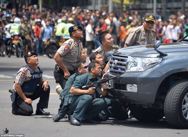 Cadenas de explosiones cobran vidas de siete personas en Yakarta ảnh 1 Cadenas de explosiones cobran vidas de siete personas en Yakarta ảnh 1