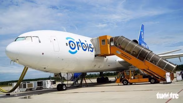 Ofrece avión- hospital Orbis operaciones oftalmológicas gratuitas en provincia vietnamita ảnh 1