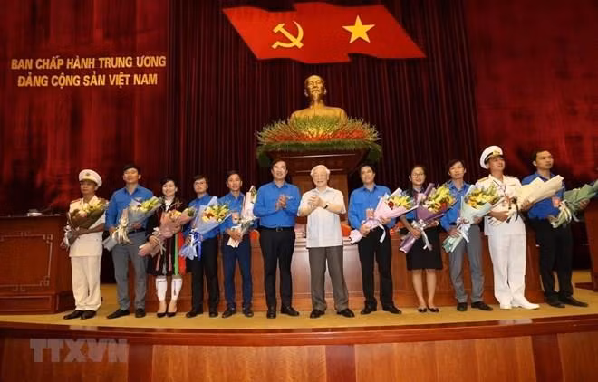  Máximo dirigente partidista y estatal de Vietnam exhorta a seguir ejemplo del Tío Ho ảnh 1