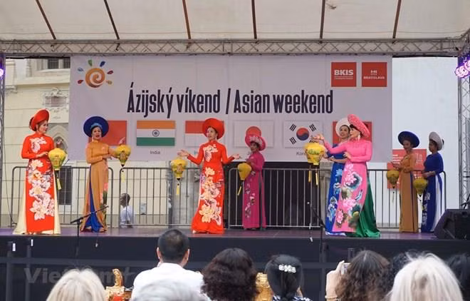Participa Vietnam en Festival “Días del Fin de Semana de Asia” en Eslovaquia ảnh 1