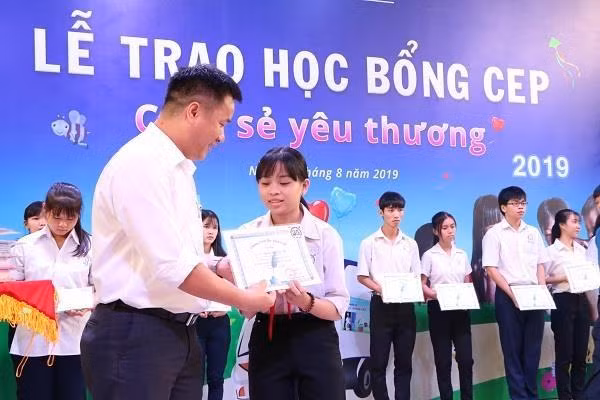 Ofrecen en Vietnam becas por más de 300 mil dólares para estudiantes pobres ảnh 1