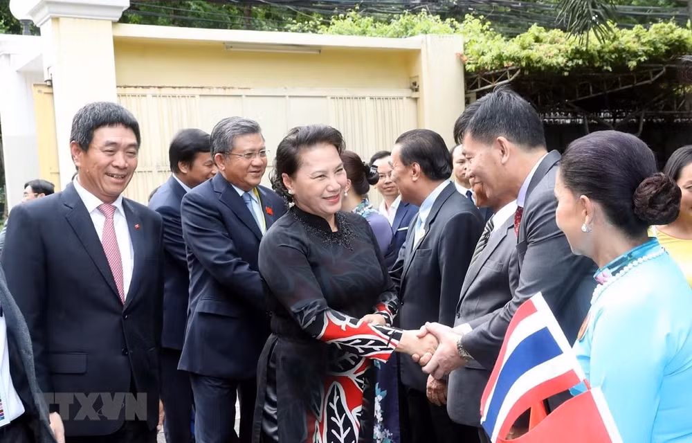Presidenta del Parlamento vietnamita conversa con compatriotas en Tailandia ảnh 1