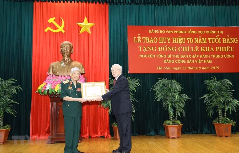Exdirigente partidista de Vietnam recibe insignia por 70 años de militancia en Partido ảnh 1