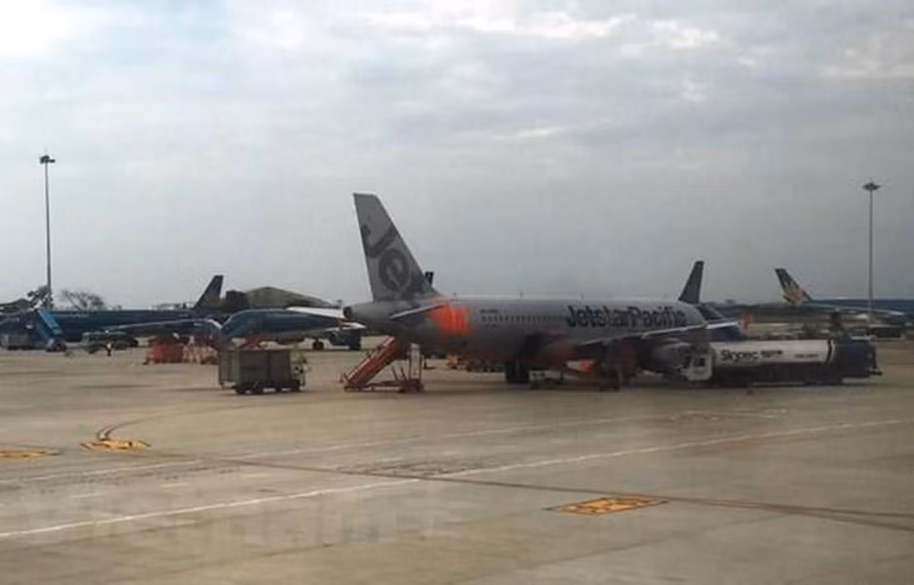 Suspenden aerolíneas vietnamitas vuelos en varias rutas nacionales por tormenta Podul ảnh 1