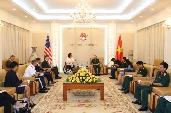 Subjefe del Estado Mayor General del Ejército de Vietnam recibe a senadora estadounidense ảnh 1
