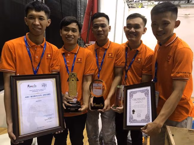 Ocupa equipo de Vietnam tercer lugar en campeonato regional de robots ảnh 1