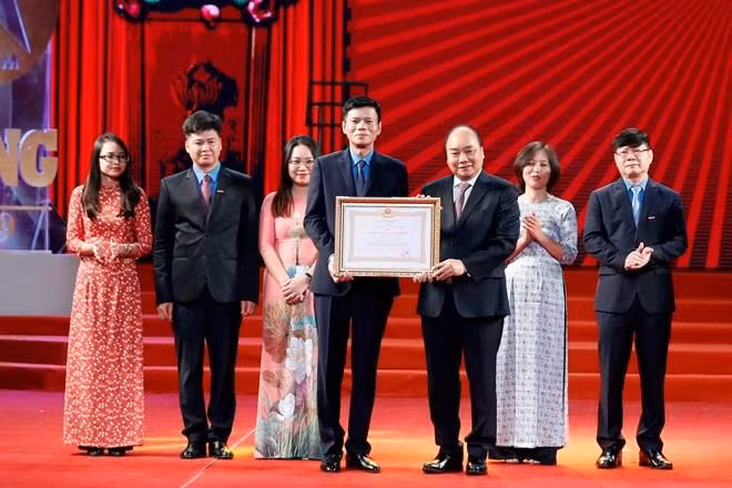 Asiste premier de Vietnam a ceremonia del 90 aniversario del periódico Lao Dong ảnh 1