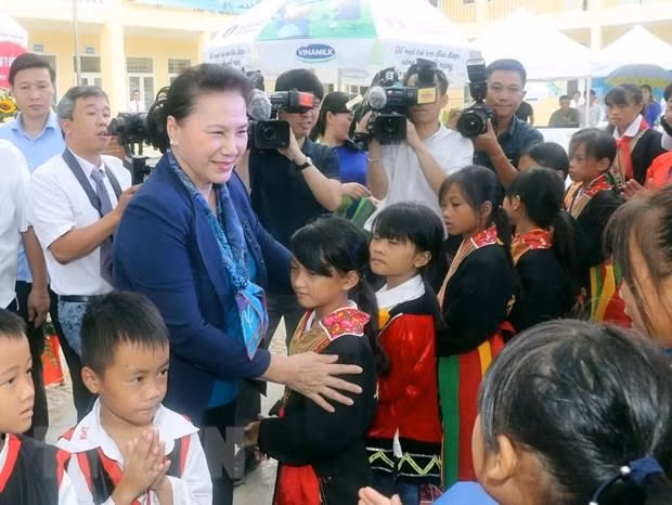 Entrega máxima legisladora vietnamita escuelas a miembros de minoría étnica ảnh 1