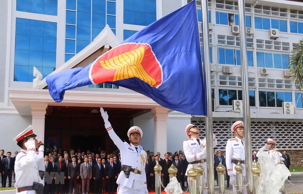 Izan bandera de la ASEAN en Laos para celebrar 52 años de su fundación ảnh 1