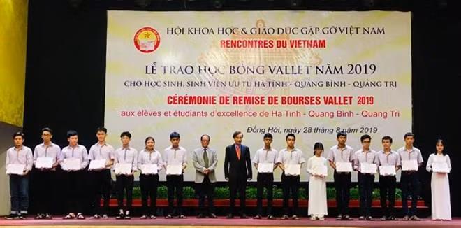 Profesor francés de origen vietnamita entrega becas a estudiantes sobresalientes ảnh 1