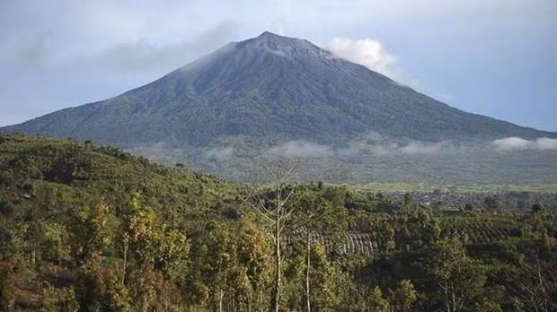 Alerta Indonesia peligro para la aviación por erupción del volcán Kerinci ảnh 1 Alerta Indonesia peligro para la aviación por erupción del volcán Kerinci ảnh 1