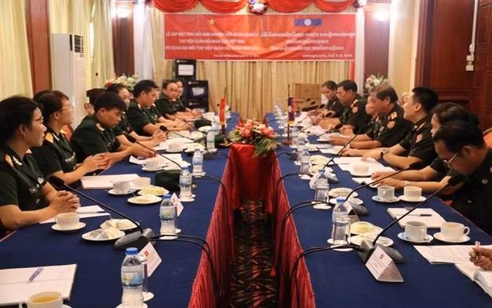 Vietnam y Laos estrechan cooperación en bibliotecología militar ảnh 1