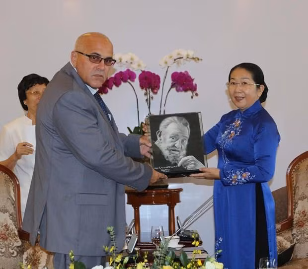 Desea Ciudad Ho Chi Minh intercambiar experiencias con Cuba en gestión económica y atención médica ảnh 1