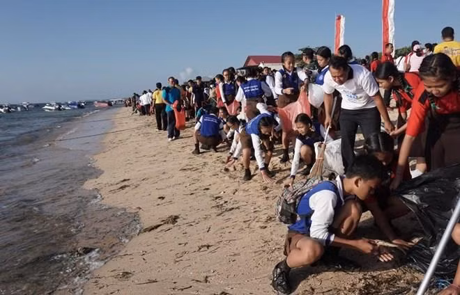 Miles de indonesios se unen a actividades de limpieza de playas ảnh 1