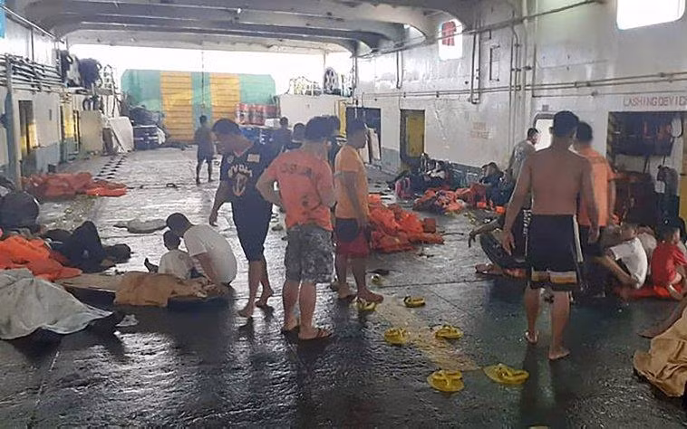 Al menos tres muertos y 69 desaparecidos tras incendiarse un ferry en Filipinas ảnh 1