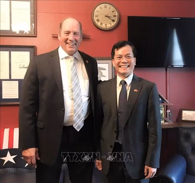 Embajador vietnamita y congresista estadounidense valoran esferas de cooperación ảnh 1