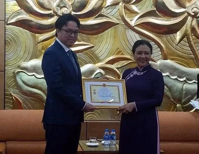 Honra Vietnam al embajador de Camboya con insignia de amistad ảnh 1